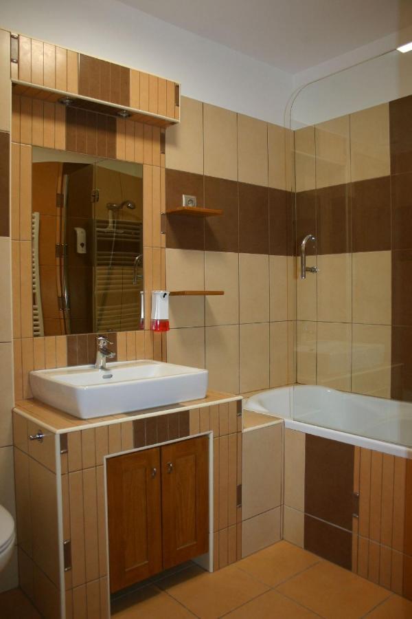 Enjoy 110Qm Apartment Im Historischen Zentrum Sopron Luaran gambar
