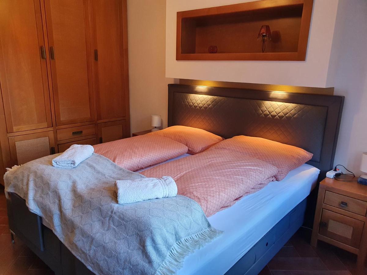 Enjoy 110Qm Apartment Im Historischen Zentrum Sopron Luaran gambar